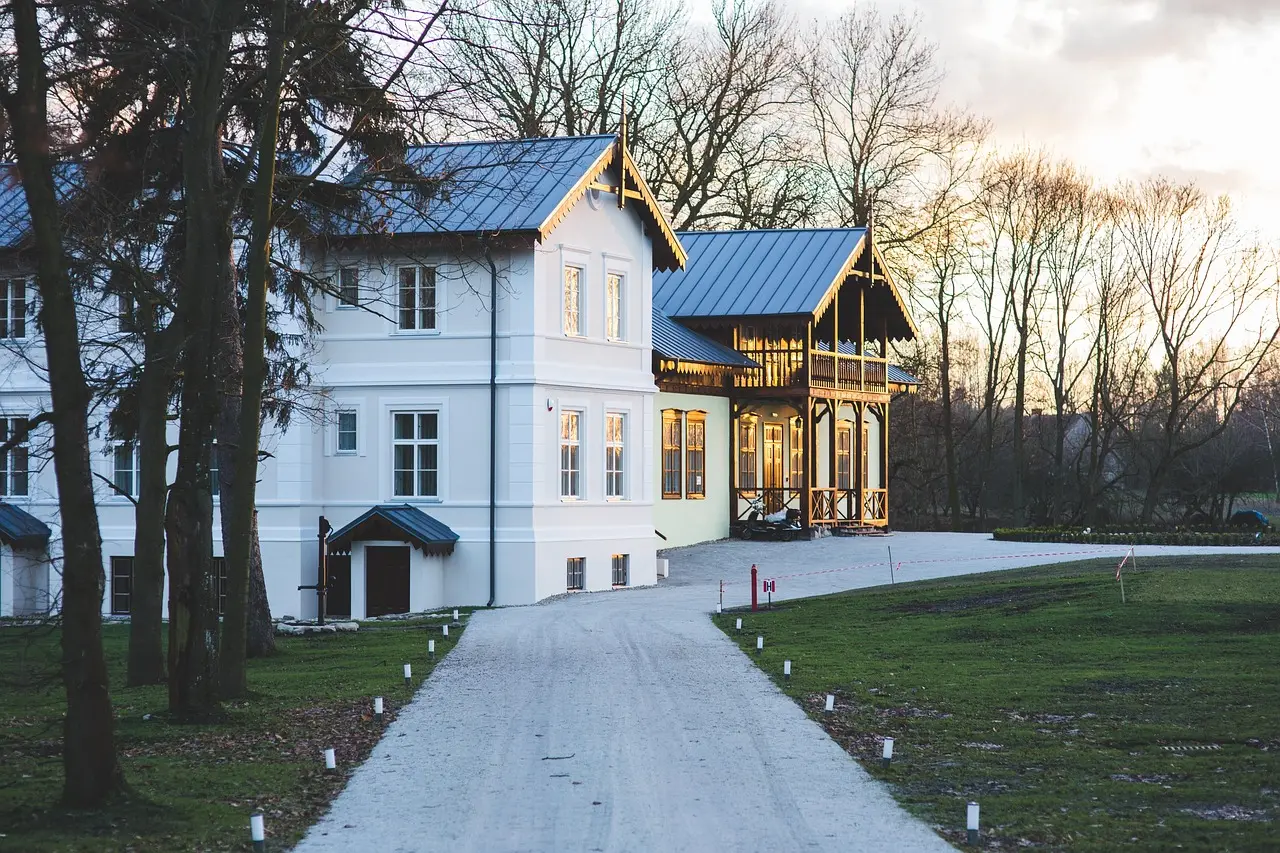 Maison blanche au toit bleu, allée d’accès refaite